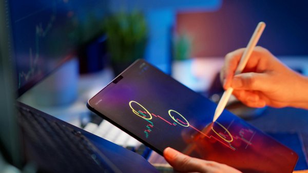 What are the top smartphone computing features desired by UK users?